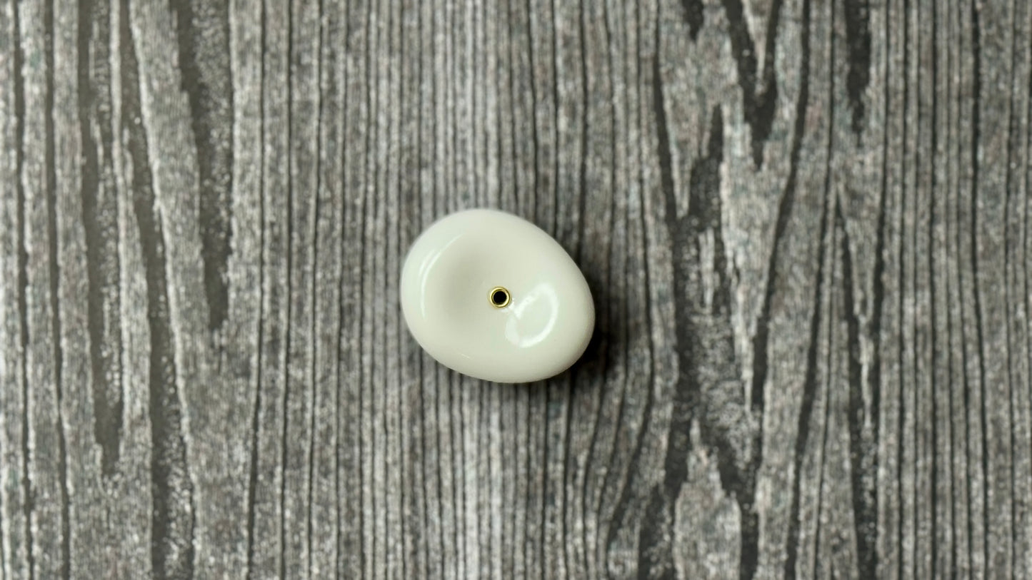 White Pebble Holder