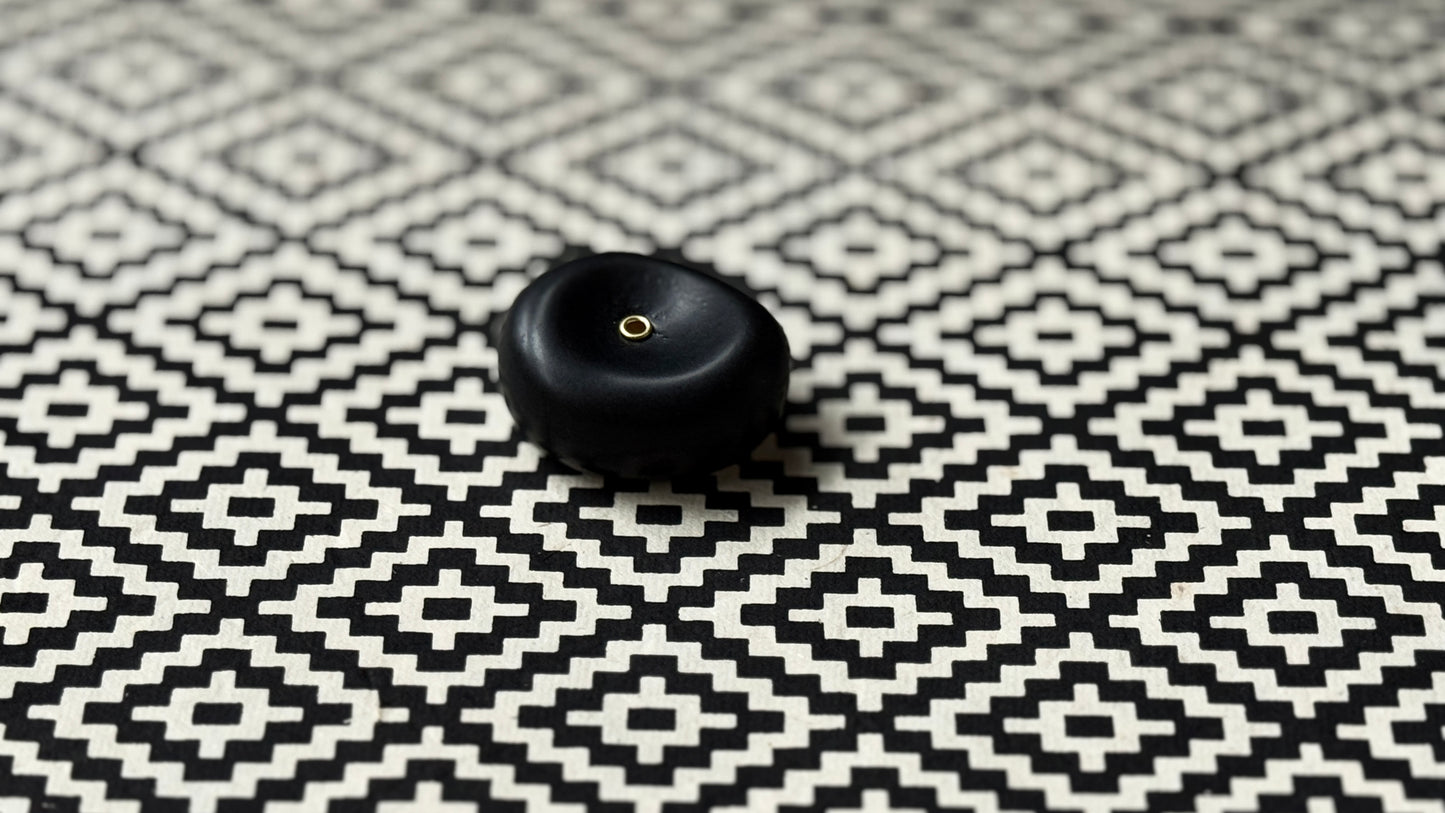 Black Pebble Holder