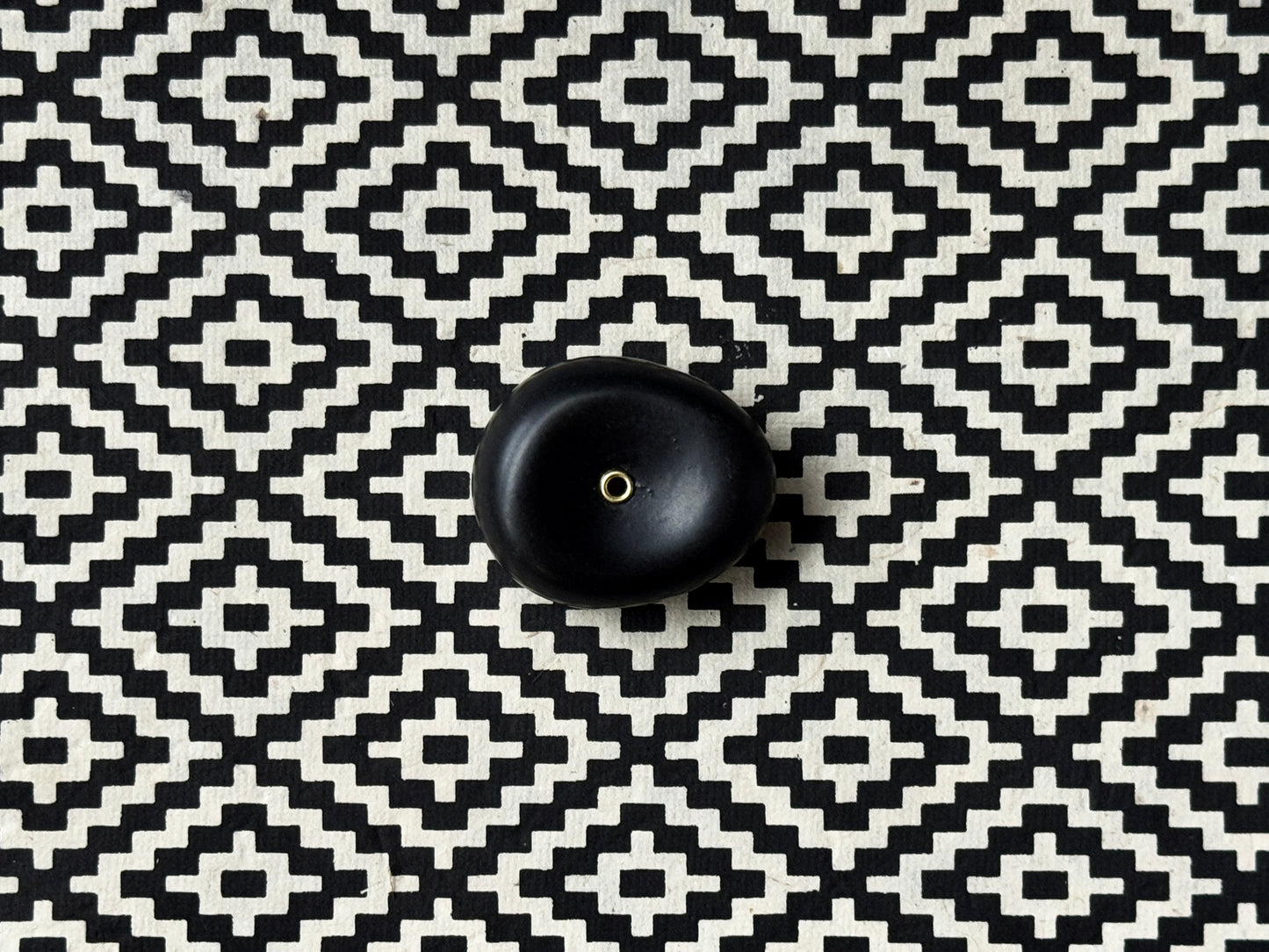 Black Pebble Holder