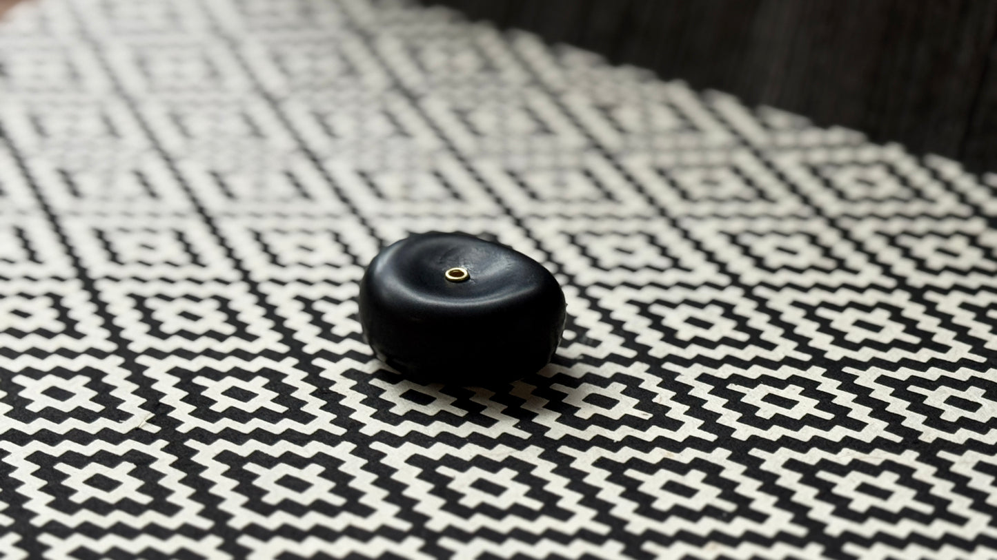 Black Pebble Holder