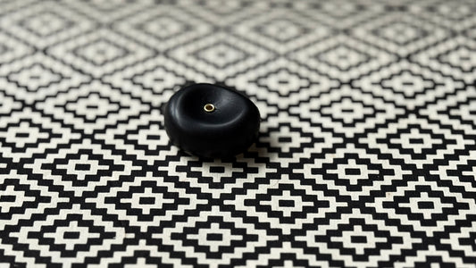 Black Pebble Holder