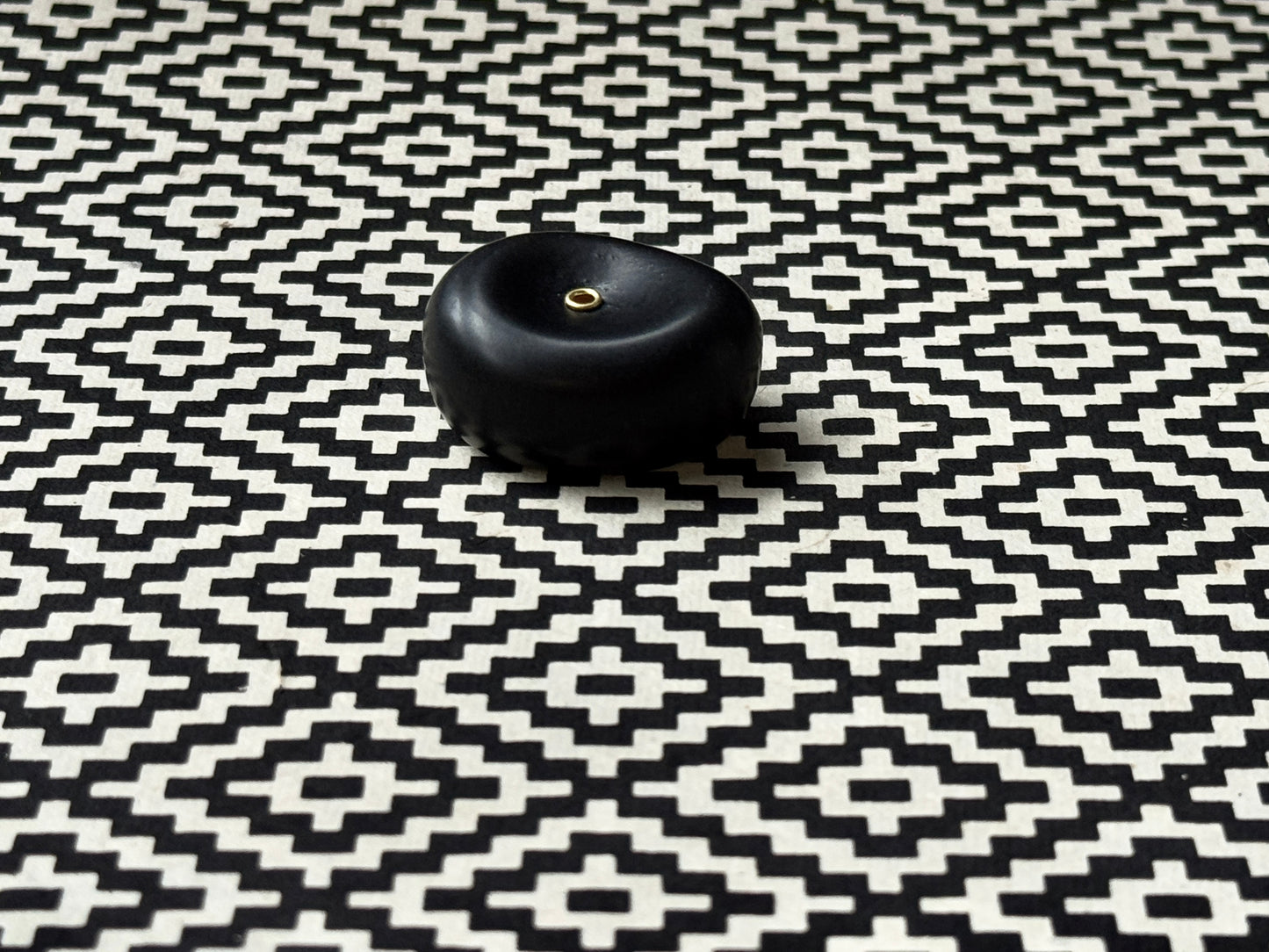 Black Pebble Holder